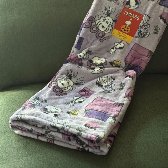 Lavender Peanuts Snoopy and Woodstock Extra long plush Halloween throw blanket - Picture 1 of 7